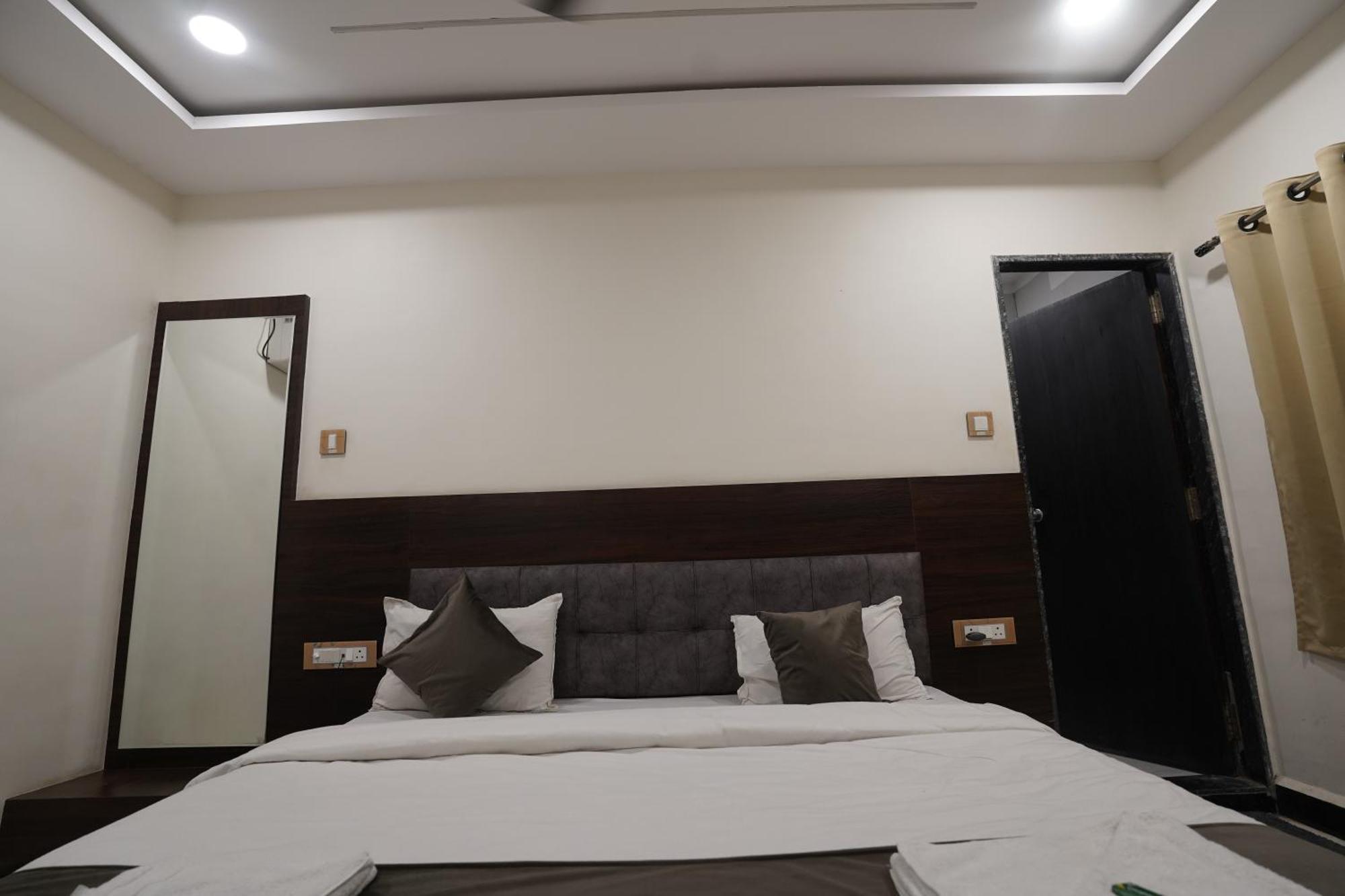 Hotel Dev Kripa Ujjain Exterior foto